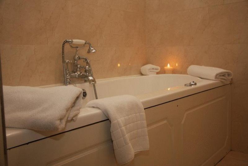 Lake Lodge Guesthouse Киларни Екстериор снимка
